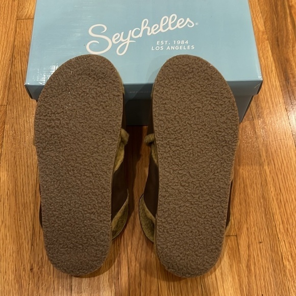 Slippers - Picture 2 of 8